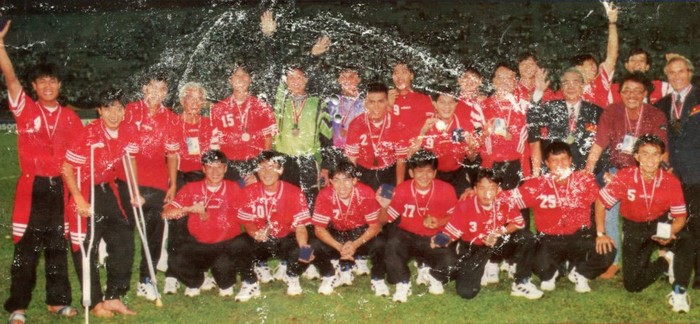 Đội tuyển Việt Nam ăn mừng tấm HCĐ Tiger Cup năm 1996, một cột mốc đánh dấu thành công của bóng đá Việt Nam tại đấu trường khu vực.